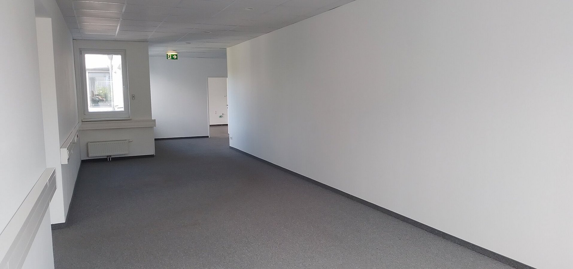 Blick vom allgemeinen Warte- bzw. Besprechungsraum Richtung Sozialraum