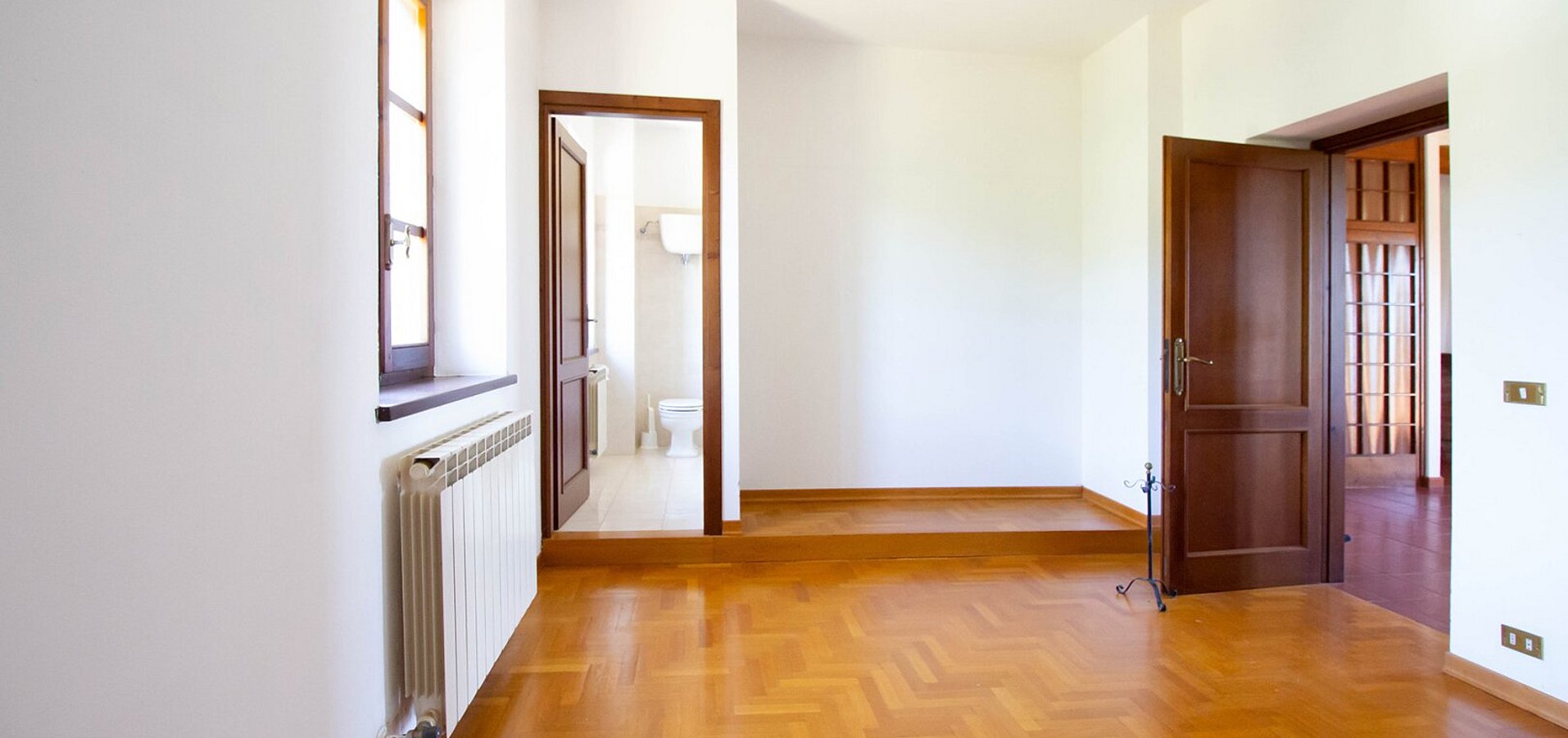 eines der Zimmer mit Badezimmer