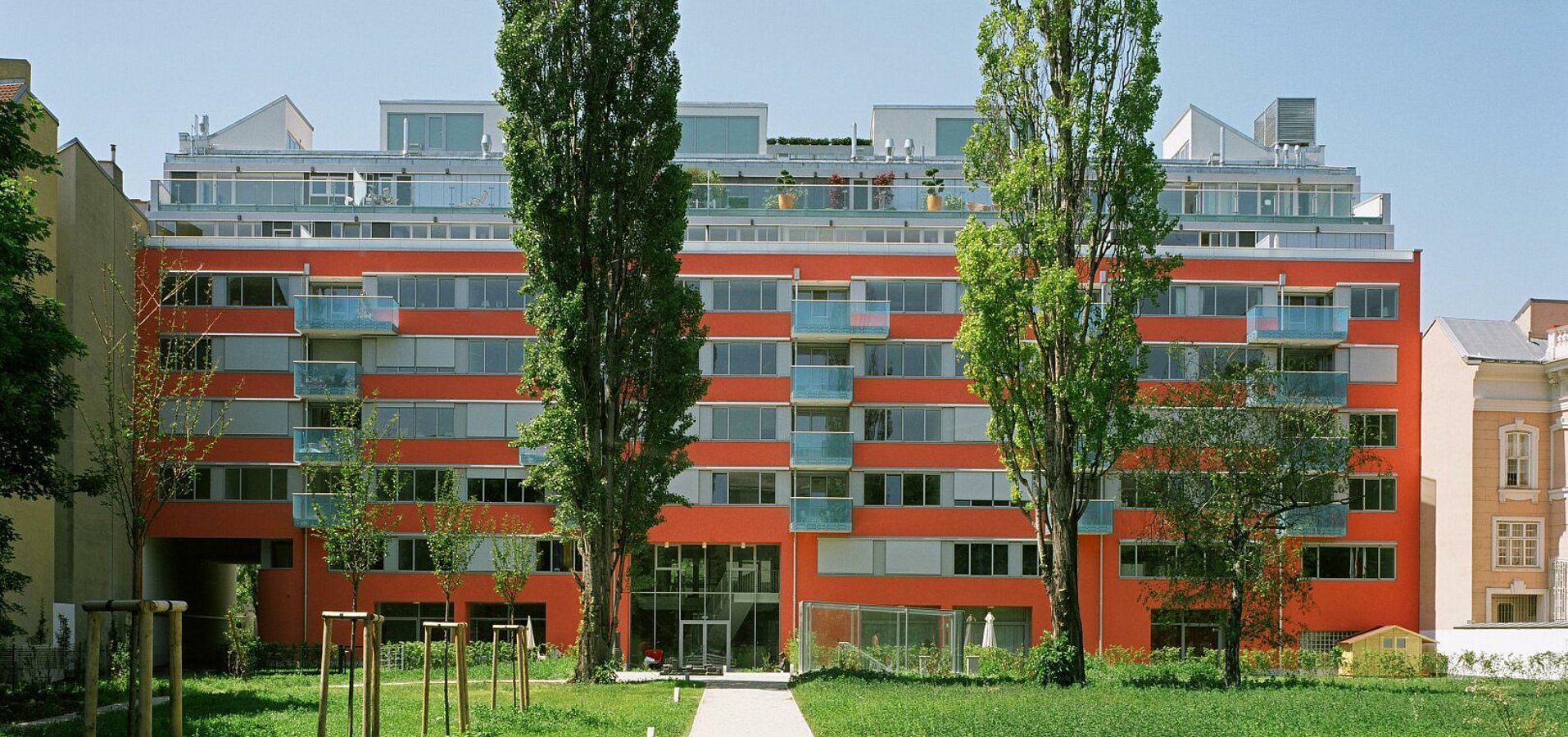 Rückseite mit Parkanlage