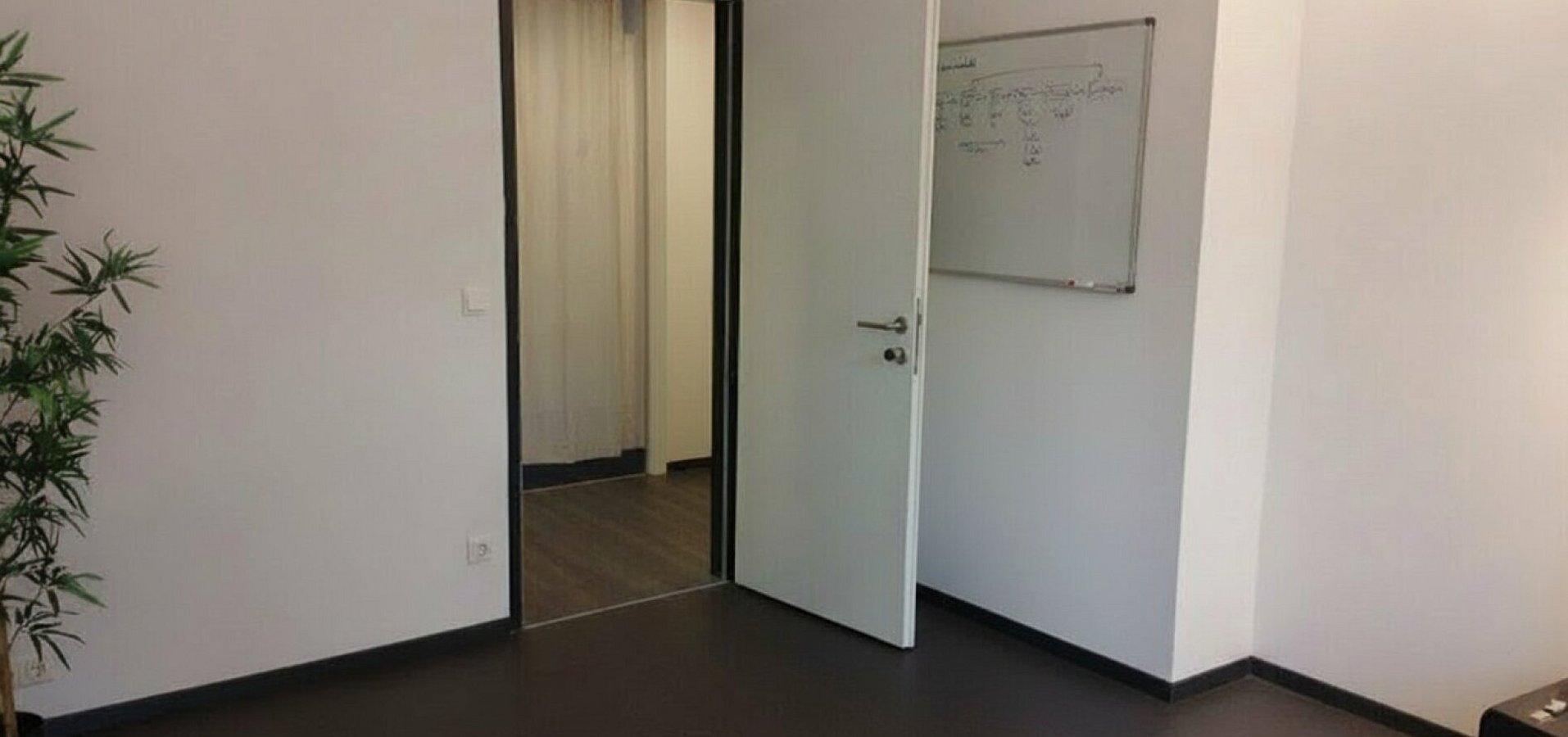 Büro Top 19 - Blick vom Büro zur Büroeingangstüre